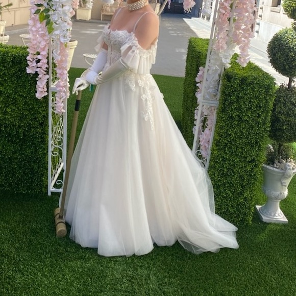 White floor length gown with cold shoulder sleeves and a train
Size 6 - Picture 4 of 7